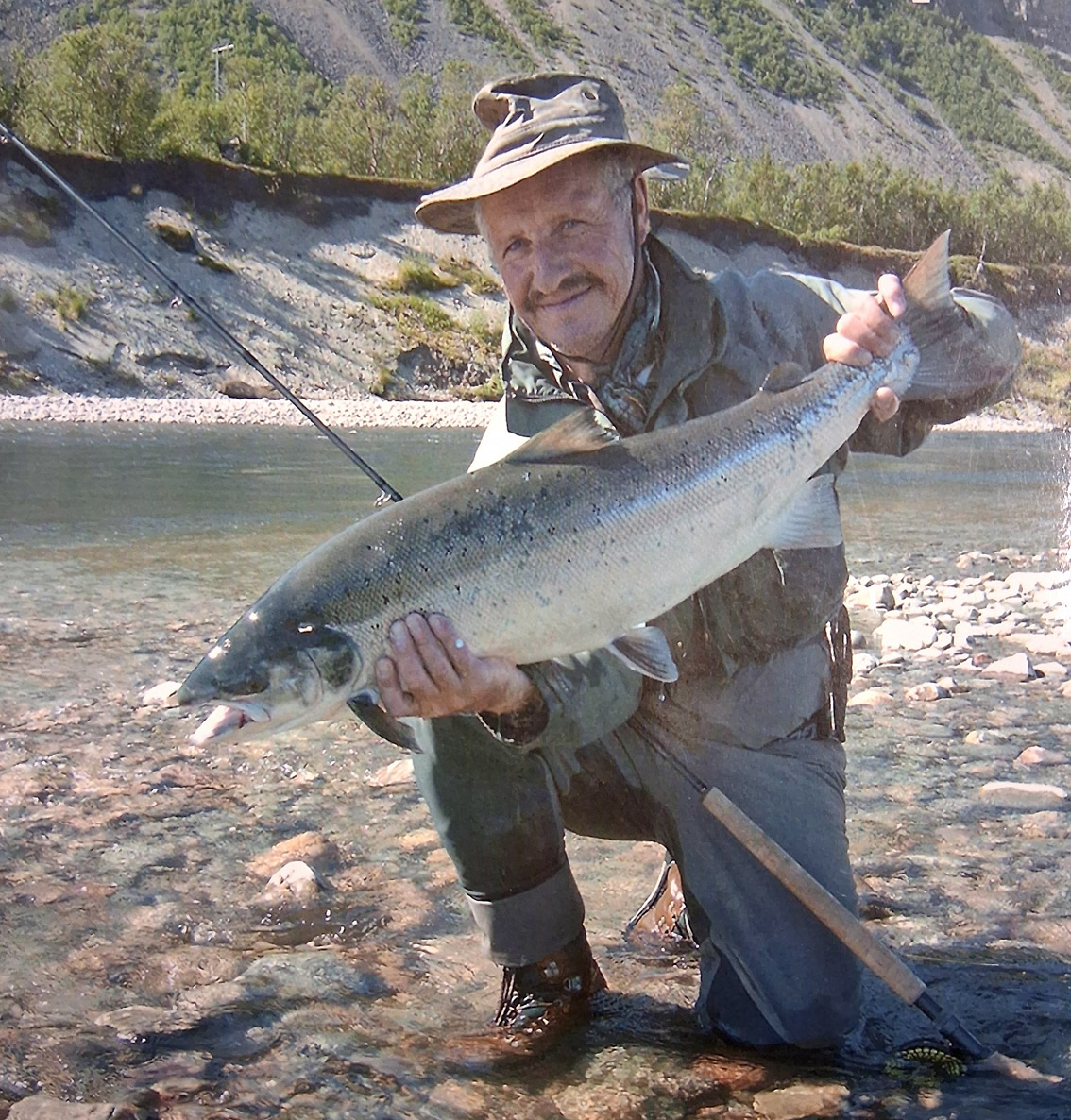 Thomas Dürkop mit Fisch – Fangbuch 2004