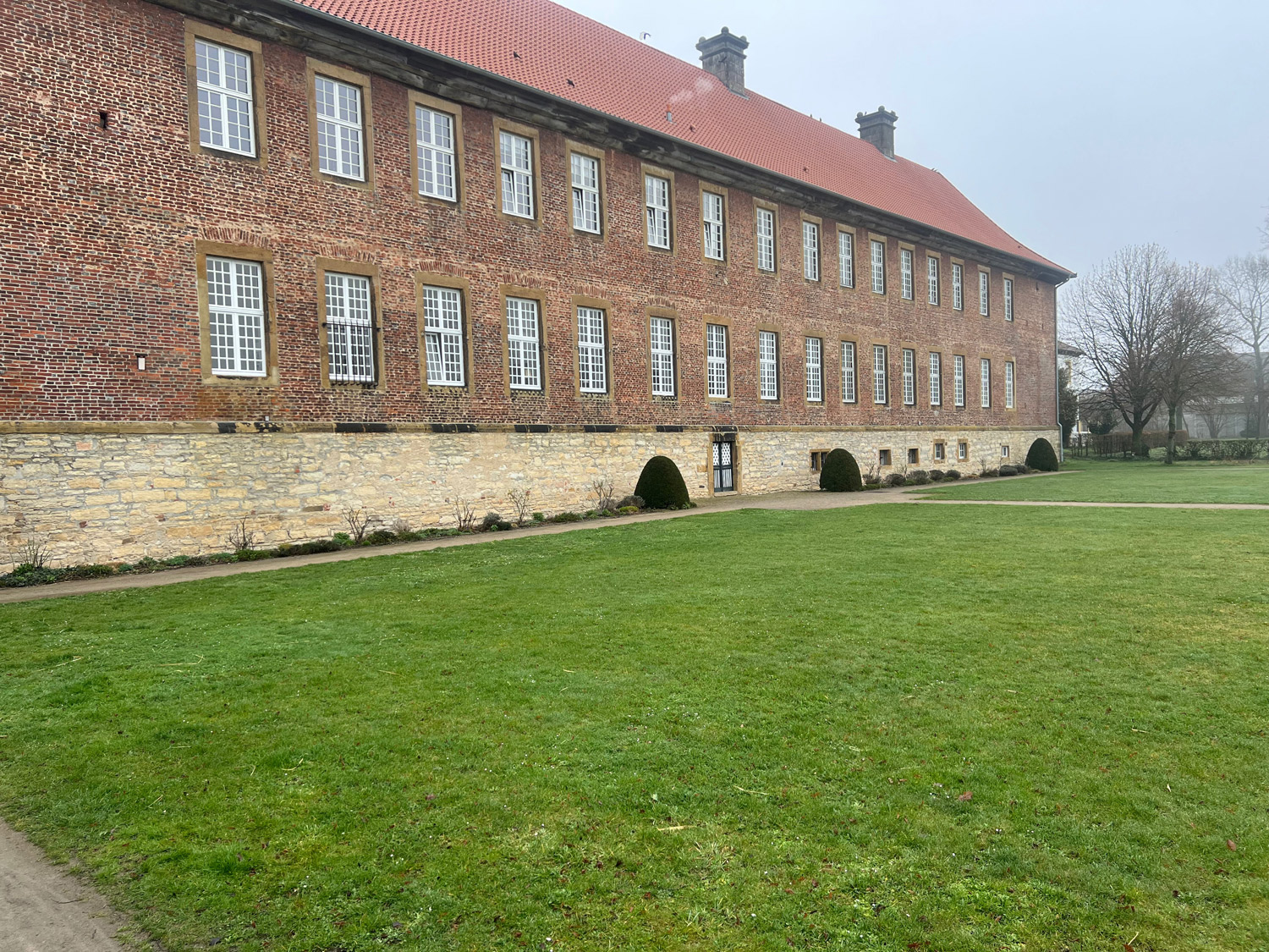 Gro�z�gige Fl�che zum �ben im Klostergarten
